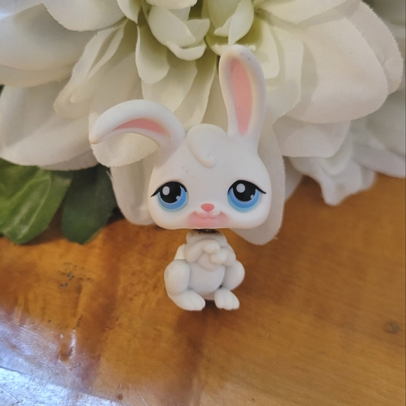Littlest Pet Shop LPS #49 Bunny Rabbit White Blue Eyes 2004 - Picture 2 of 13